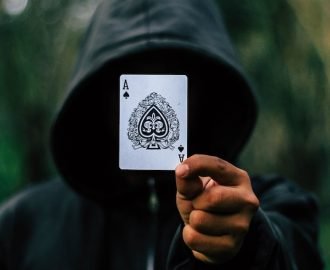 Alex hackede spilleautomater og tjente 1.5 millioner om ugen