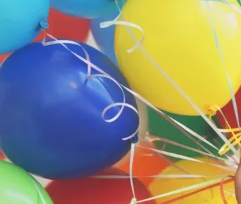 Fejring af LeoVegas jackpot med balloner