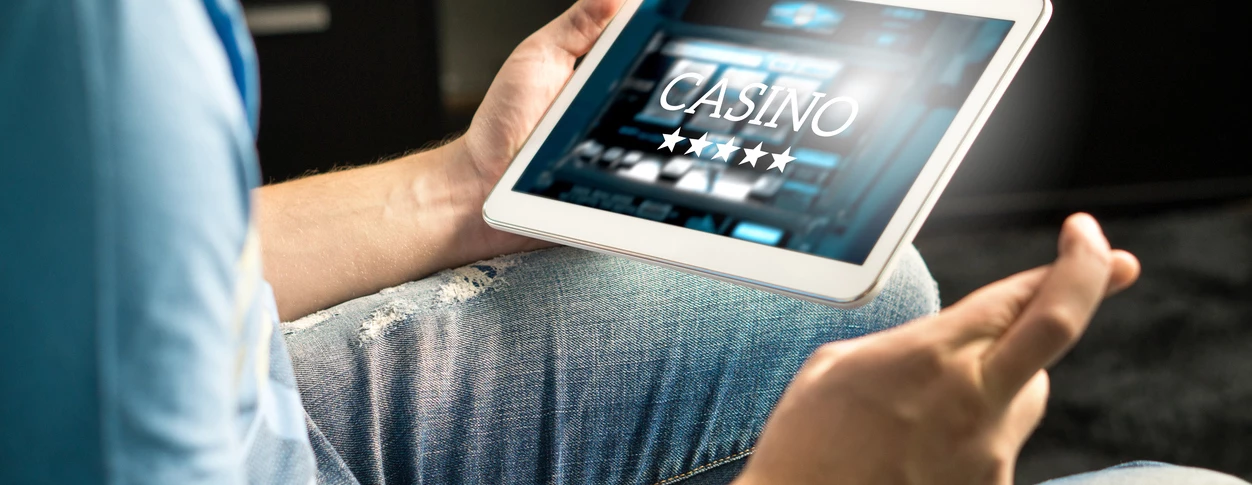 Ambitiøs spiller der spiller online casino på tablet