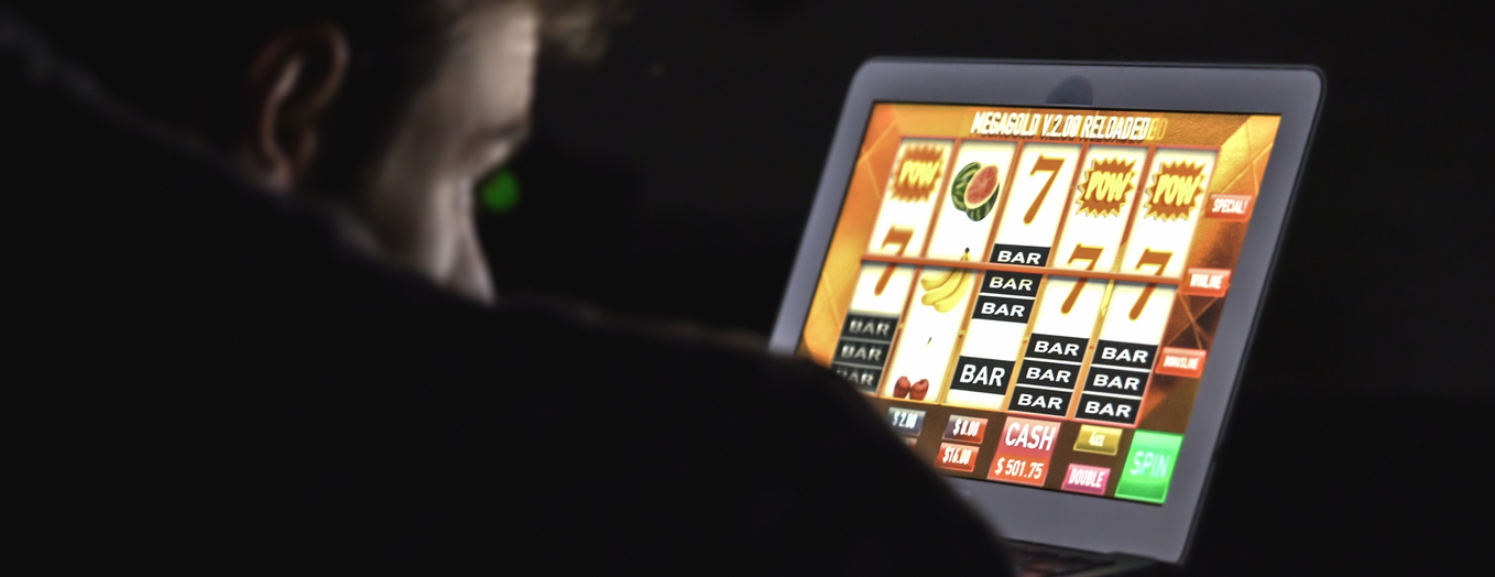 Mand spiller online casino