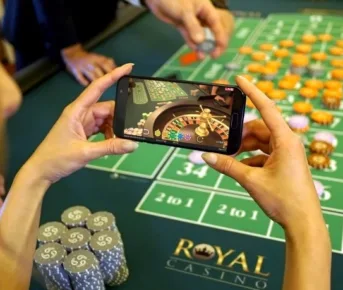 Kvinde der filmer roulette live hos Royal Casino