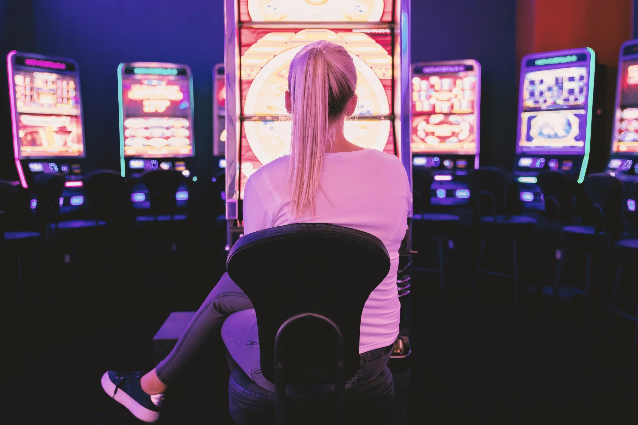 Casino Kvinde på Stol ved Spillemaskiner