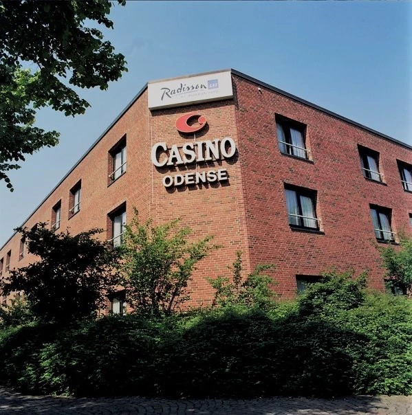 Casino Odense udefra med grønt