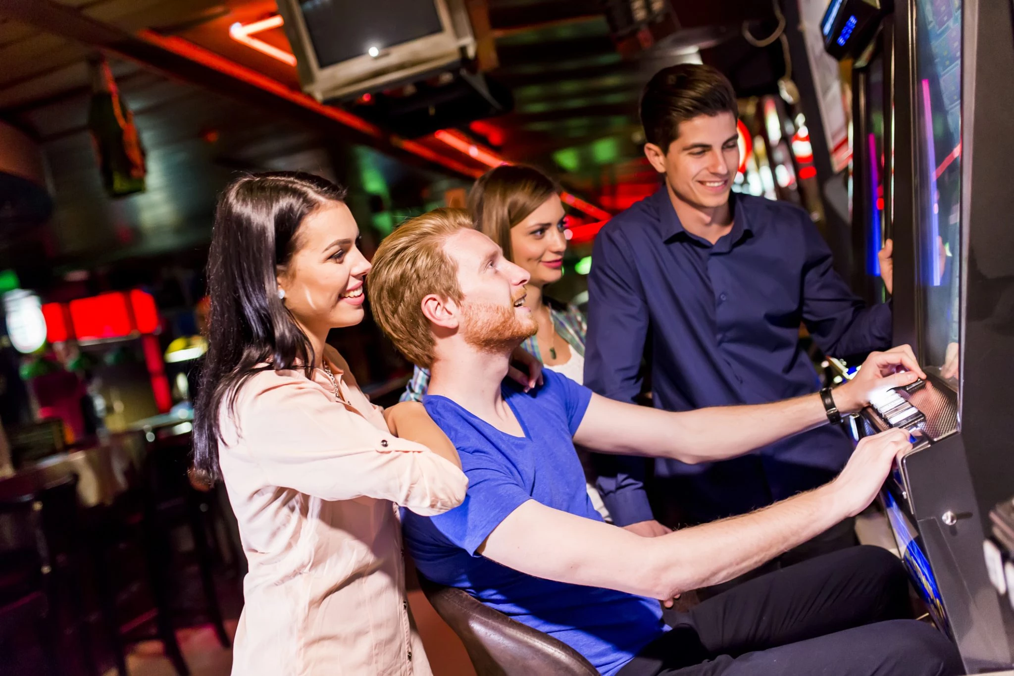 Casino Odense vennegruppe spiller på spilleautomat