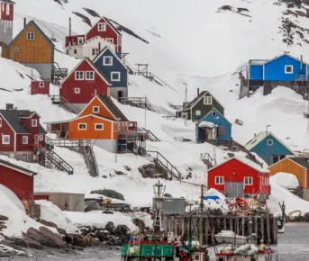 Landskab fra Grønland med huse på bjergside