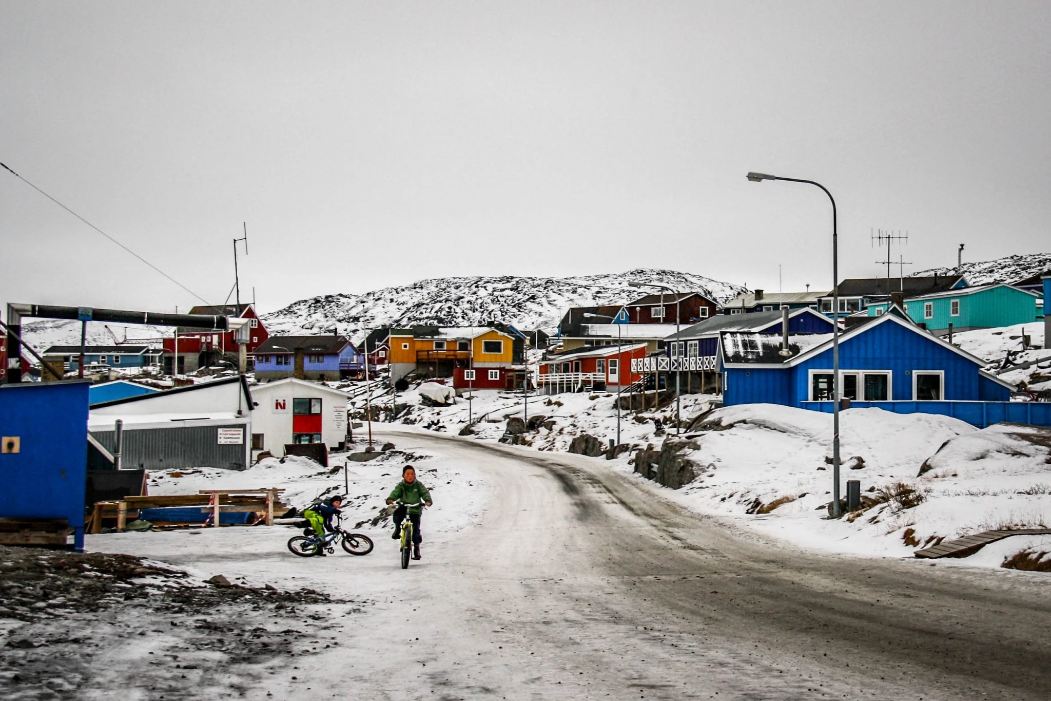Drenge på Cykel i Grønlandsk Gade