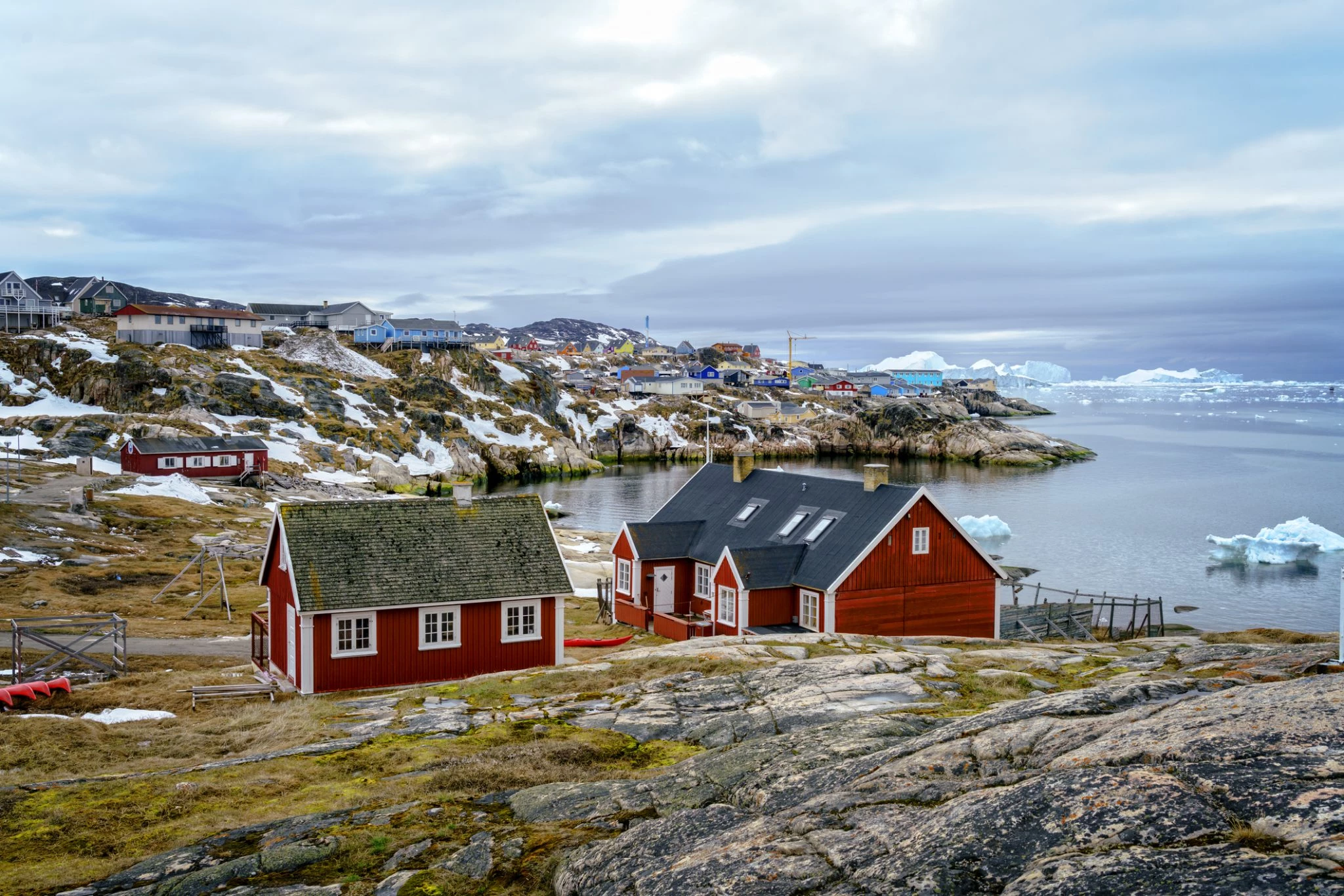 Grønlandsk Kystby med Huse