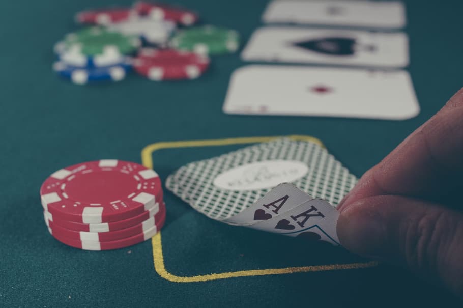 Poker Chips og Kort på Pokerbord