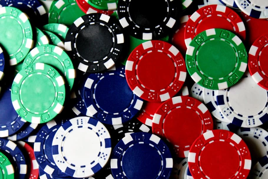 Poker Chips i Bunke i Forskellige Farver