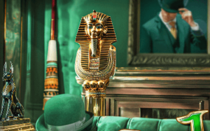 Mr Green Casino Legacy of Dead kampagne med grønnefarver og Mr Green i baggunden