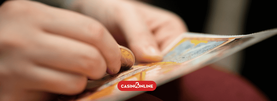 Historien bag skrabelodder billede af person der skraber